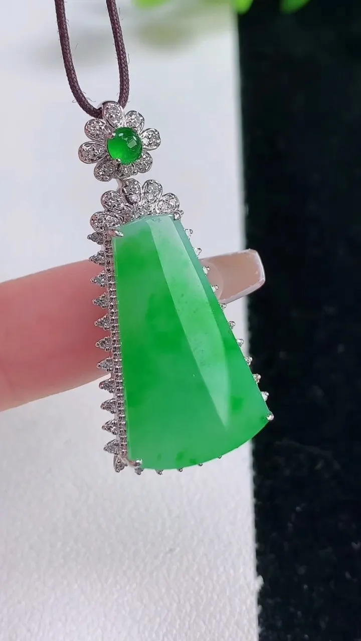 天然A货翡翠无事牌吊坠，尺寸37.2-17.8-7.8，裸石24-15重量:4.28g
12月25日