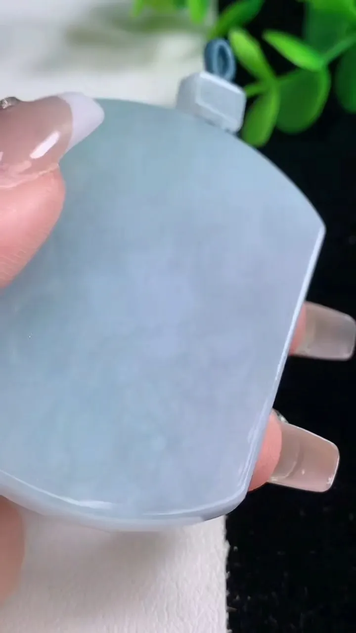 天然A货翡翠紫罗兰无事牌吊坠，尺寸55.7-41.6-6，重量:44.32g
12月25日