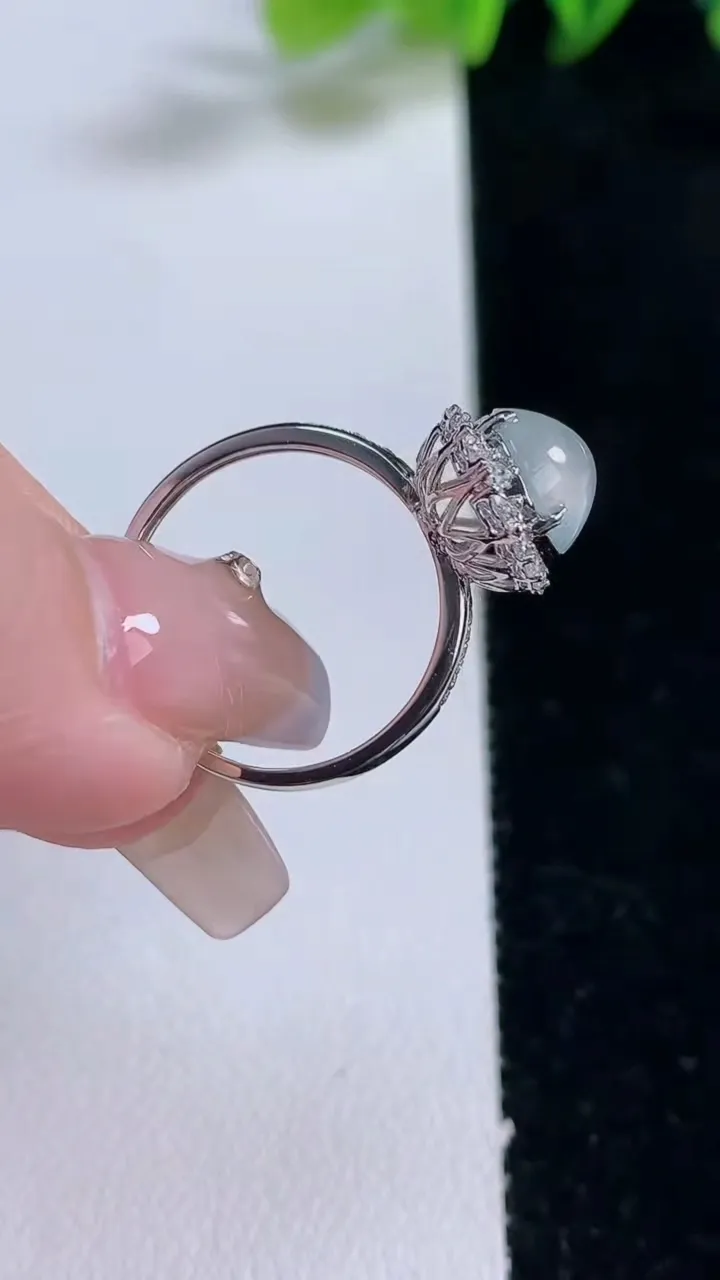 天然A货翡翠种白冰蛋面戒指，尺寸17.2-9-7.8，重量:2.33g2025年12月25日
工厂直销收藏佳品,种好水足，色泽均匀，有种有色，上手高大气！