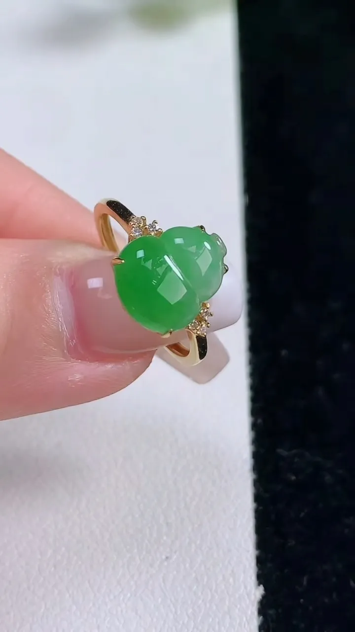 天然A货翡翠葫芦戒指，尺寸17.2-11.3-9.3-5.1，重量:2.03g2025年12月25日
工厂直销收藏佳品,种好水足，色泽均匀，有种有色，上手高大气！