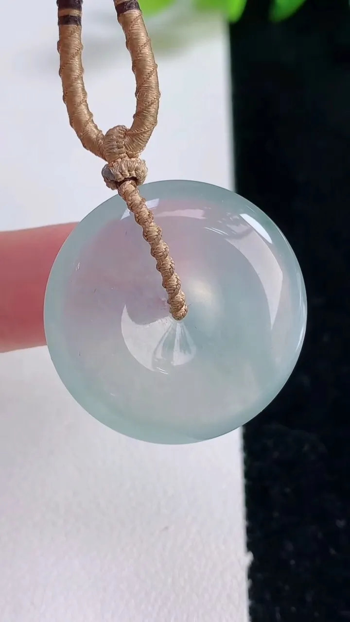 天然A货翡翠种飘花平安扣吊坠，尺寸27.3-6.2，重量:12.13g
12月25日