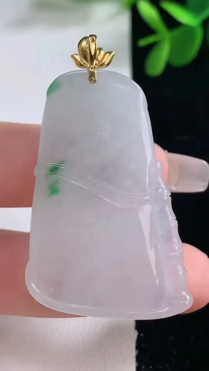 天然A货翡翠18K金飘花节节高升 竹节吊坠，尺寸43.6-28-5.7，重量:15.22g
12月25日