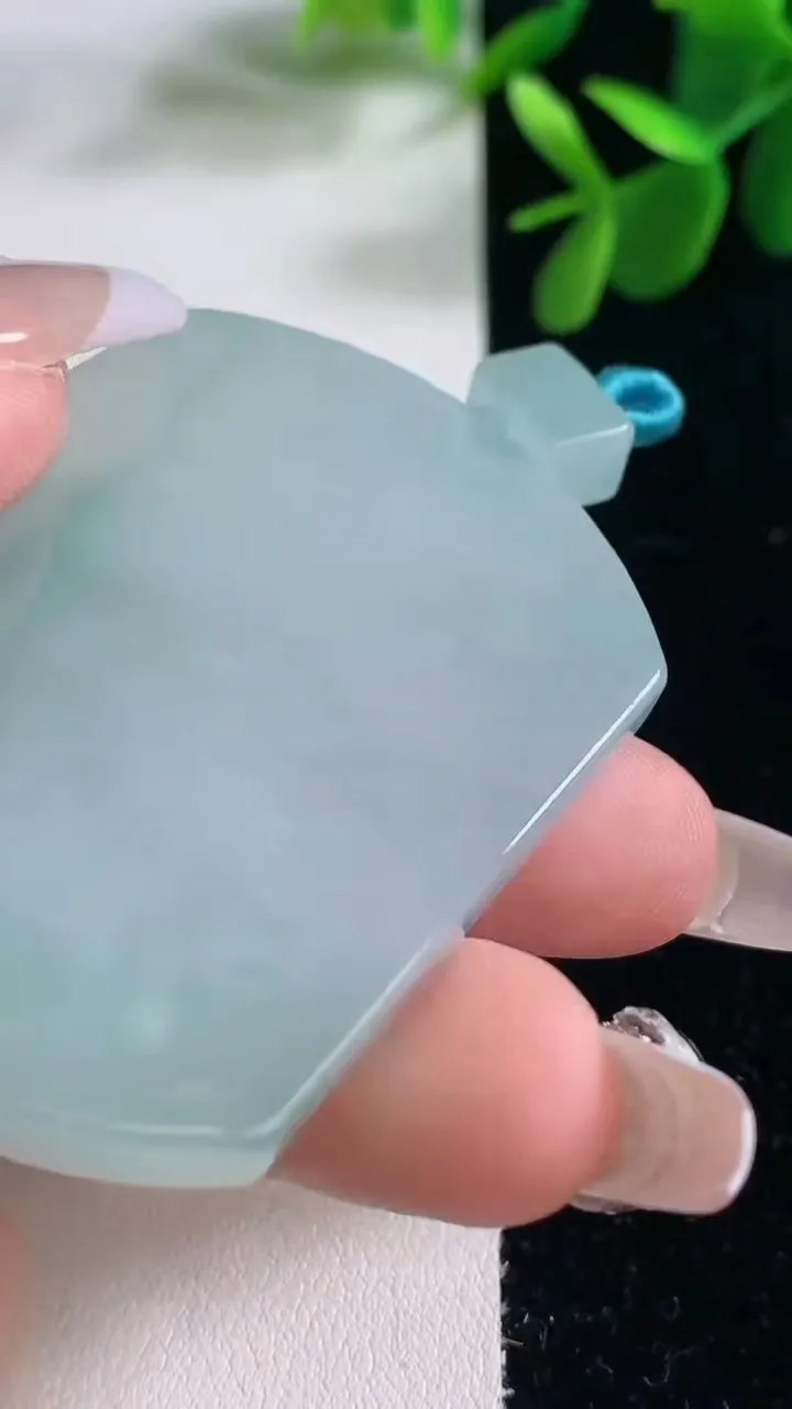 天然A货翡翠无事牌吊坠，尺寸52.5-39.7-5.6，重量:35.30g
12月25日