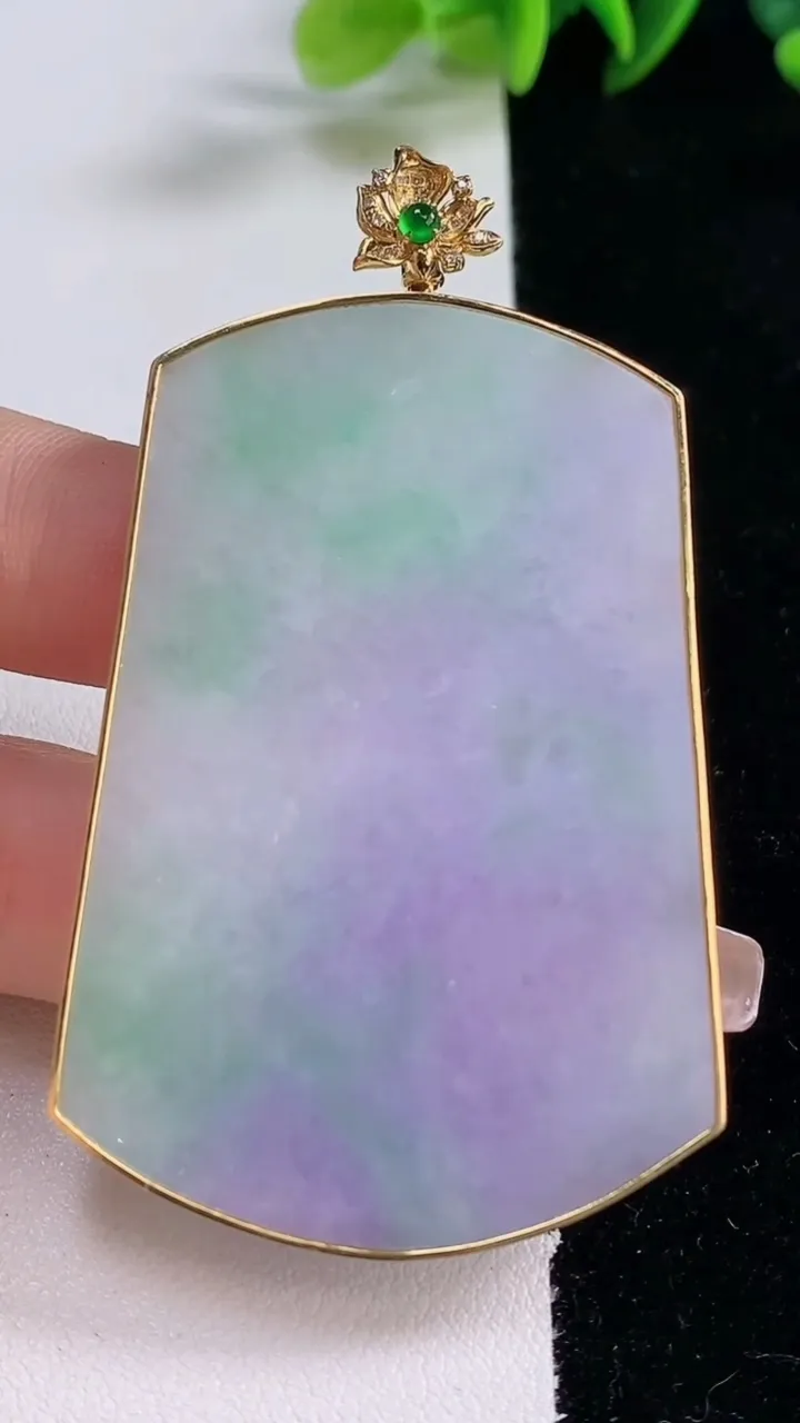 天然A货翡翠18K金春带彩紫罗兰无事牌吊坠，尺寸57.6-39.7-3.6，重量:25.51g
12月25日