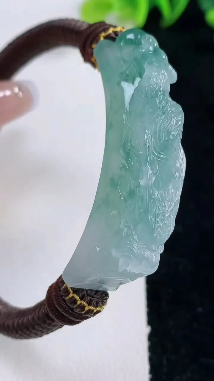 天然A货翡翠种飘花龙牌手牌，尺寸48.3-11.6-12.3，重量:28.94g
12月25日