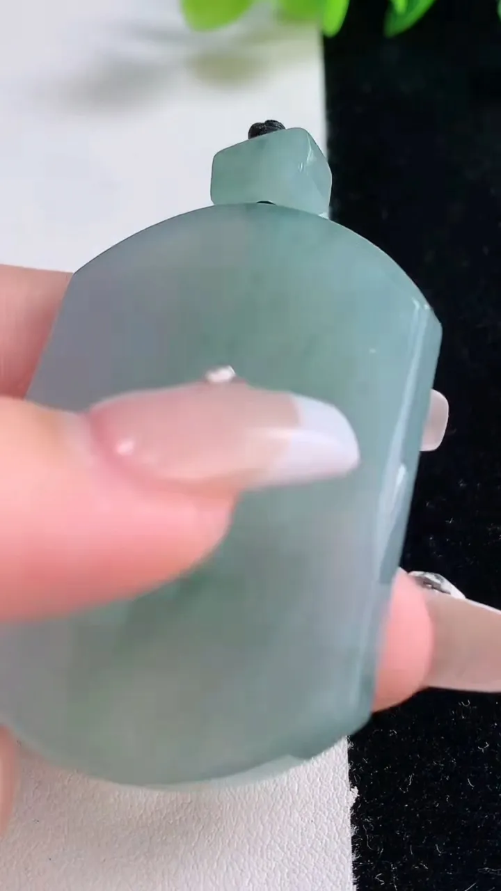 天然A货翡翠飘花无事牌吊坠，尺寸51.3-38-5.6，重量:33.73g
12月25日