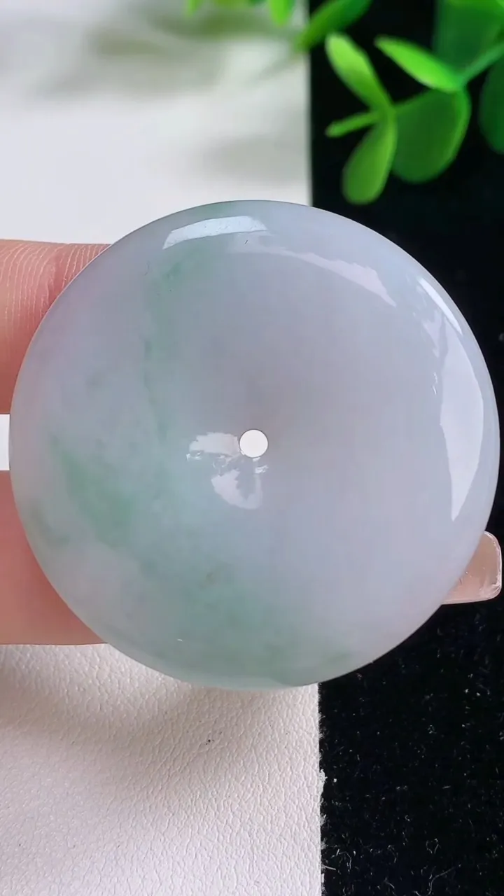 天然A货翡翠春带彩紫罗兰平安扣吊坠，尺寸41.5-6，重量:23.03g
12月25日