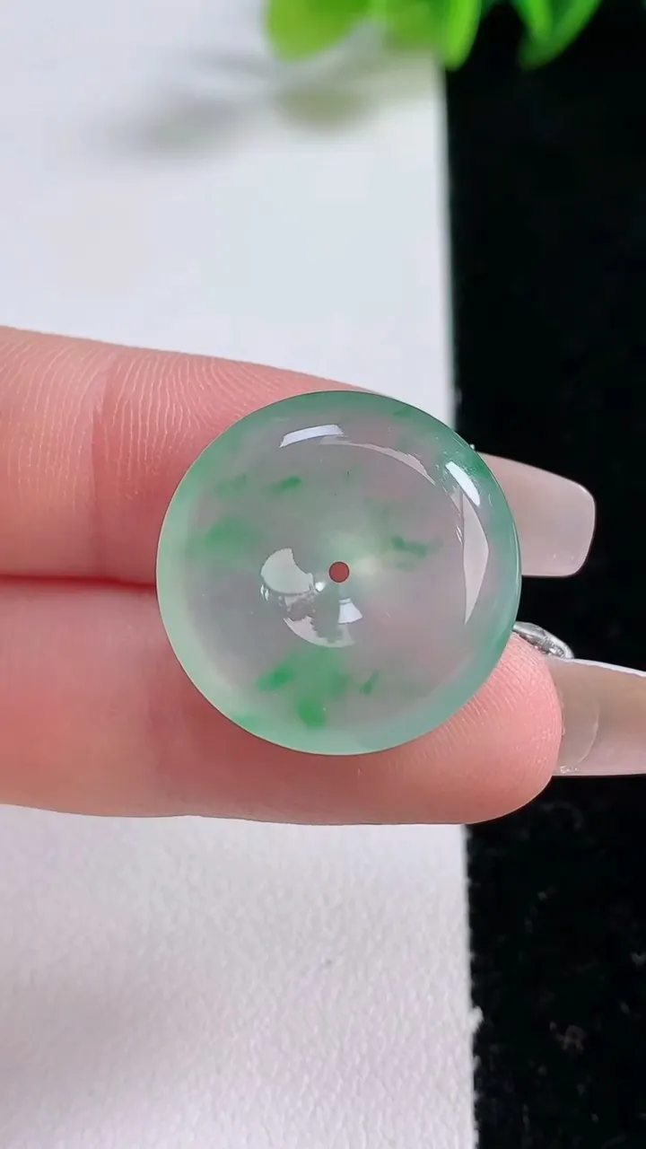 天然A货翡翠平安扣吊坠，尺寸21.5-5.6，重量:5.12g
12月25日