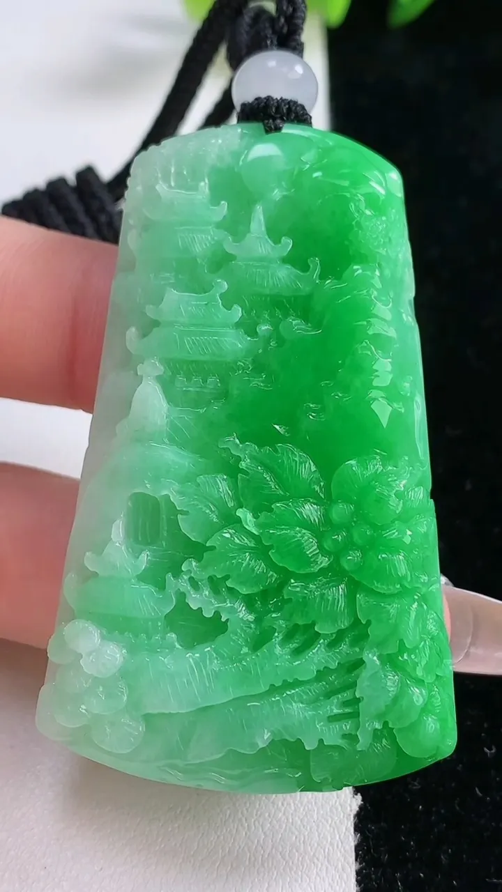 天然A货翡翠山水牌吊坠，尺寸57-35-7.3，重量:35.55g
12月25日