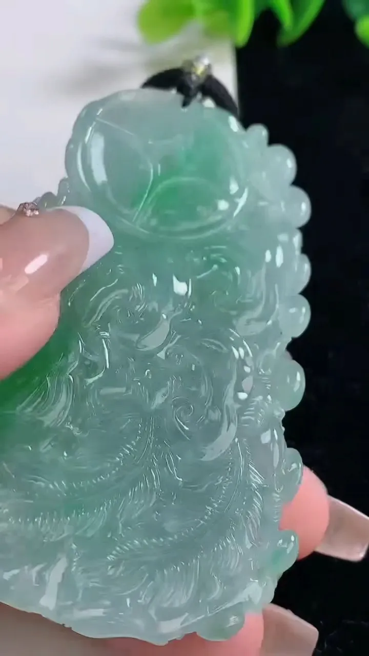 天然A货翡翠凤凰吊坠，尺寸70.8-44.8-10.4，重量:62.30g
12月25日