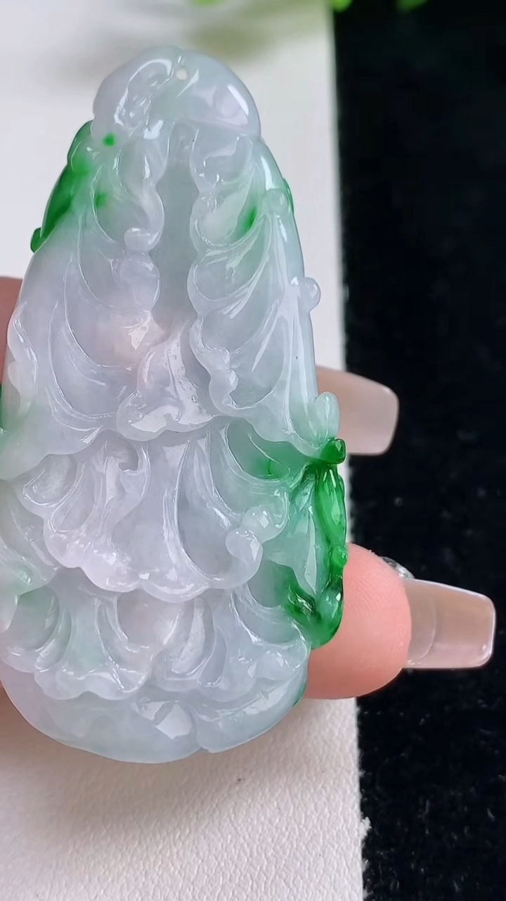 天然A货翡翠白菜吊坠，尺寸556-28.5-9.7，重量:30.00g
12月25日