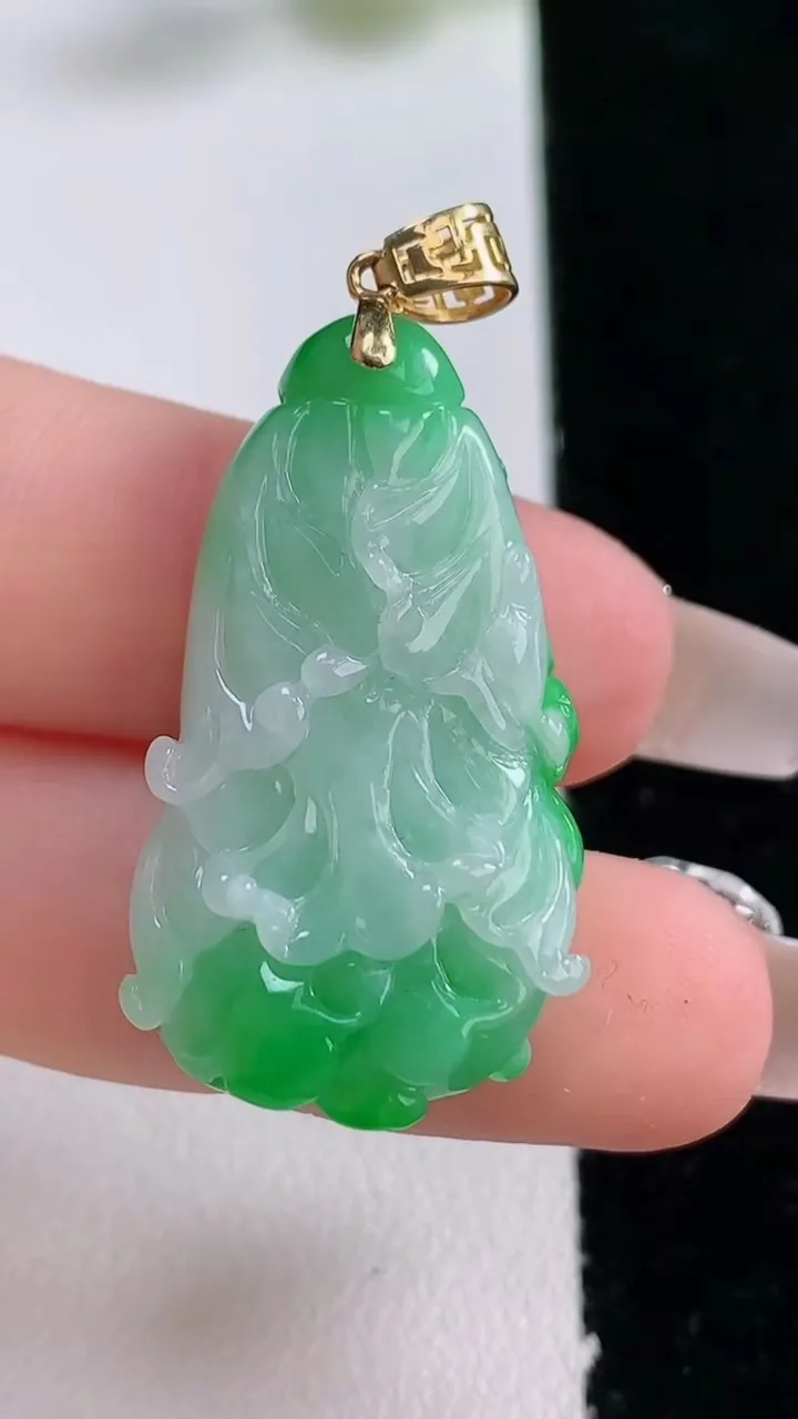 天然A货翡翠白菜吊坠，尺寸33.5-18.7-9.3，重量:9.34g
12月25日