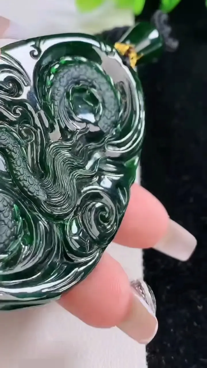 天然A货翡翠龙牌吊坠，尺寸64-44-12，重量:63.15g
12月25日