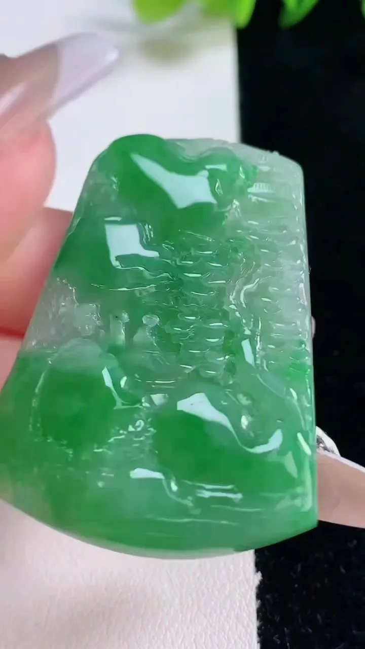 天然A货翡翠山水牌吊坠，尺寸50.2-35.5-5.6，重量:22.79g
12月25日