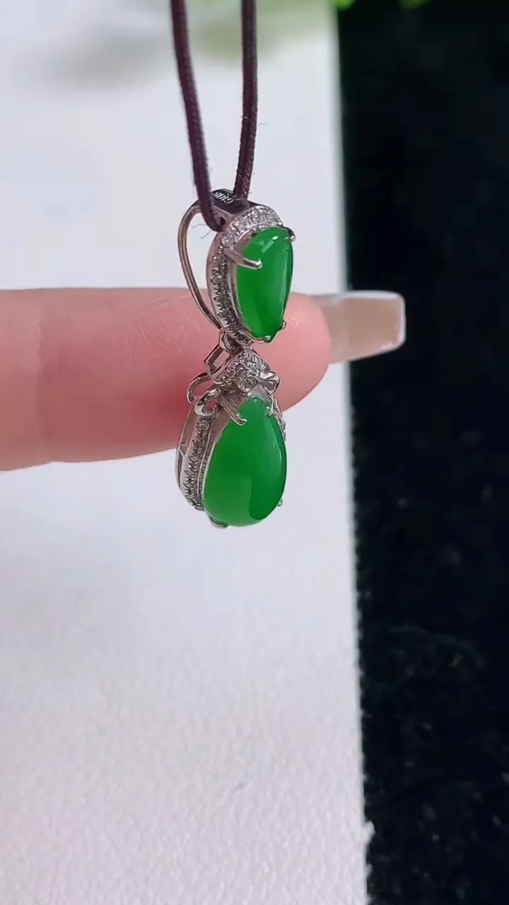 天然A货翡翠水滴吊坠，尺寸27-8.2-6.3，裸石12.2-6.3重量:2.14g
12月25日