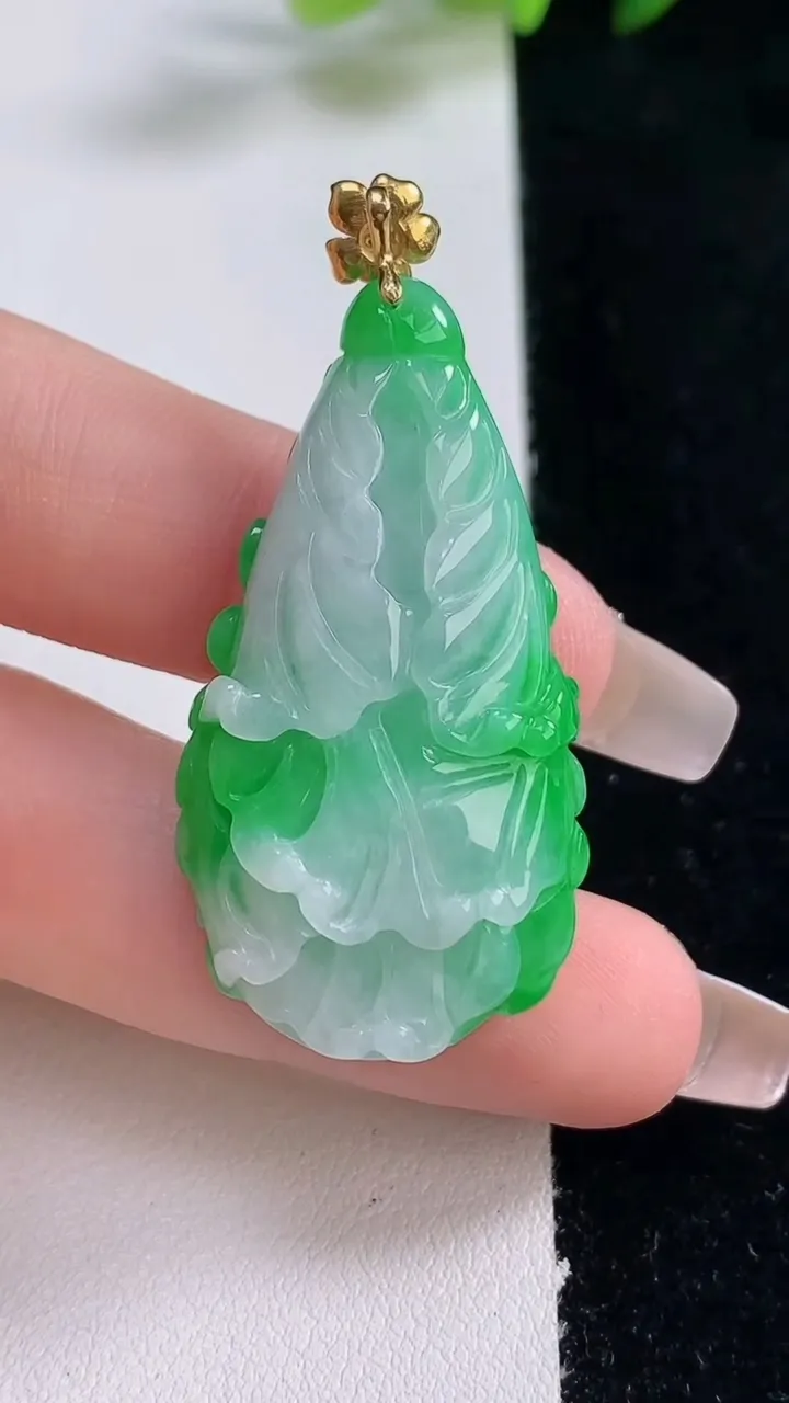天然A货翡翠白菜吊坠，尺寸40.4-20.6-7，重量:11.05g
12月25日