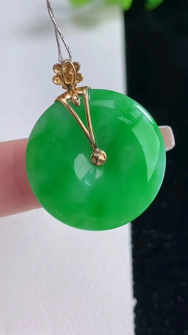 天然A货翡翠平安扣吊坠，尺寸23.8-3.3，重量:5.41g
12月25日