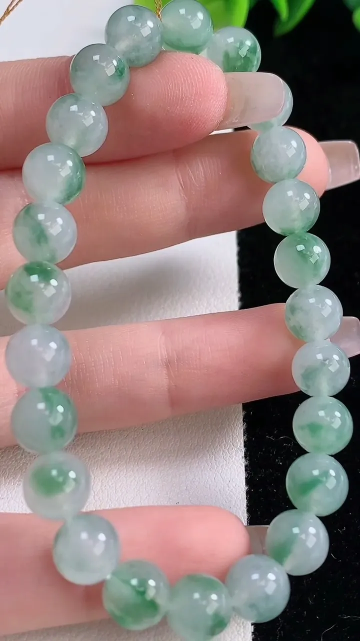 天然A货翡翠种飘花圆珠手串，尺寸7.9-24颗，重量:21.45g12月25日
工厂直销收藏佳品,种好水足，色泽均匀，有种有色，上手高大气！