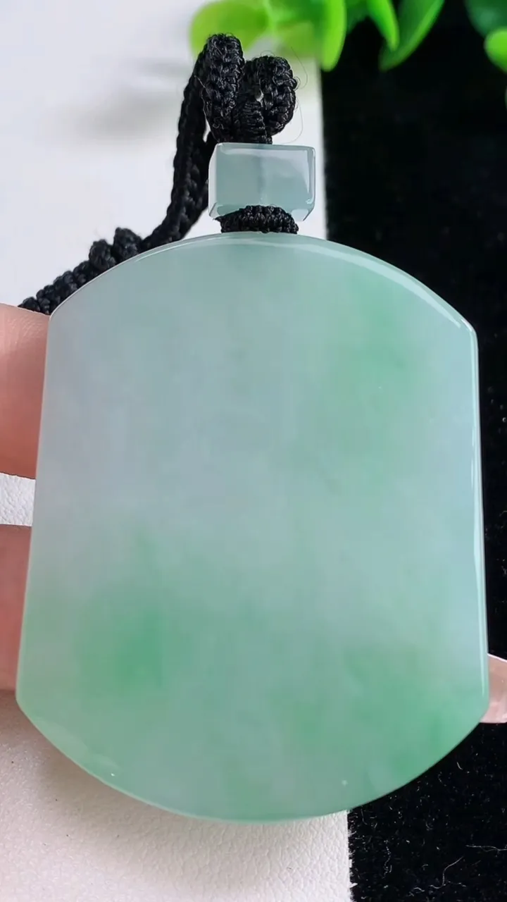 天然A货翡翠无事牌吊坠，尺寸54.7-42.7-5.9，重量:45.37g
12月25日