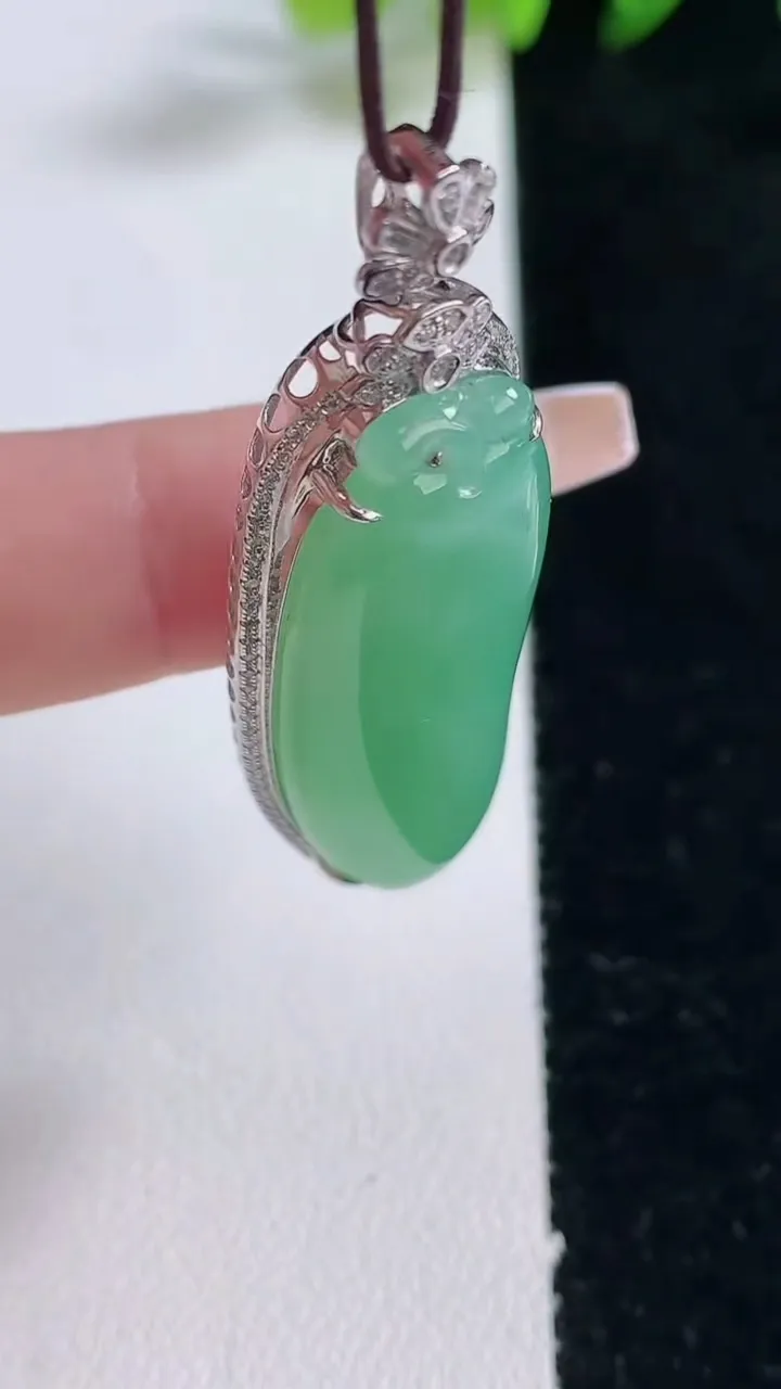 天然A货翡翠福瓜吊坠，尺寸52-15-8.1，裸石39.6-12.8重量:10.69g
12月25日