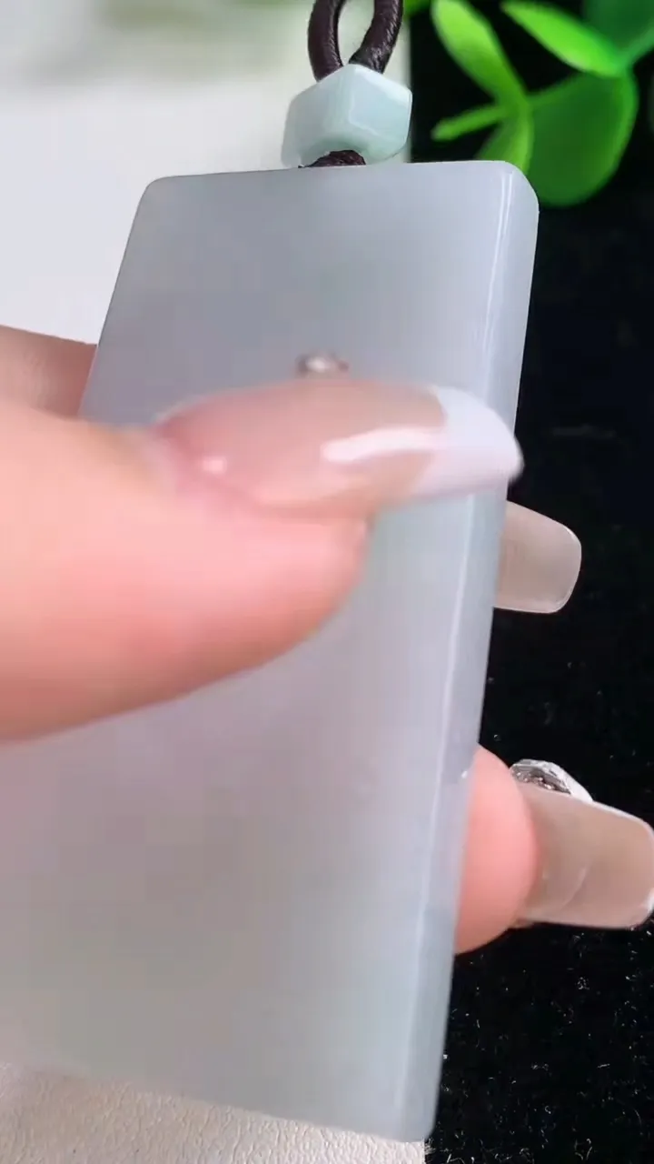 天然A货翡翠无事牌吊坠，尺寸57.2-31-6，重量:34.11g
12月25日