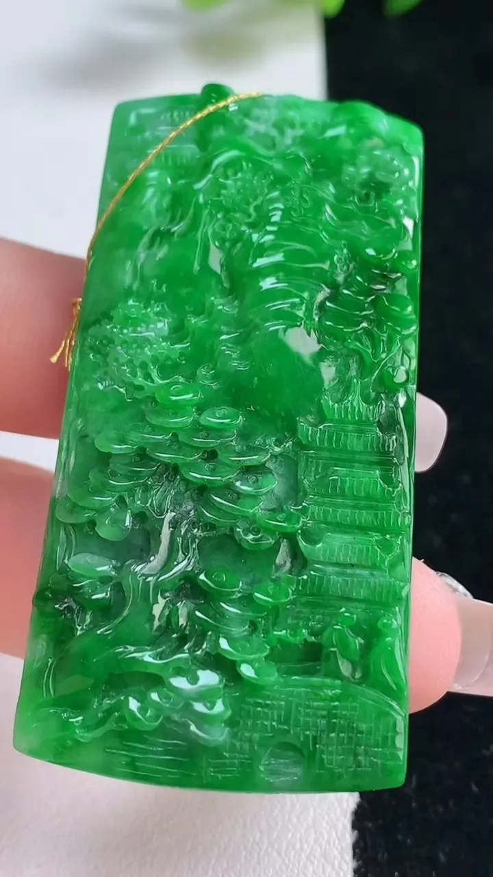 天然A货翡翠山水牌吊坠，尺寸56.8-28.6-5，重量:19.85g
12月25日