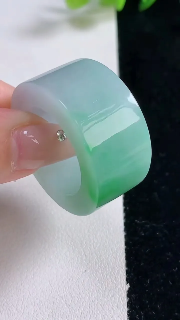 天然A货翡翠方形指环扳指，尺寸22.2-16-6，重量:29.36g2025年12月25日
工厂直销收藏佳品,种好水足，色泽均匀，有种有色，上手高大气！