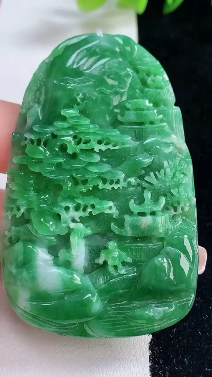 天然A货翡翠山水牌吊坠，尺寸66-40.8-6.9，重量:37.62g
12月25日