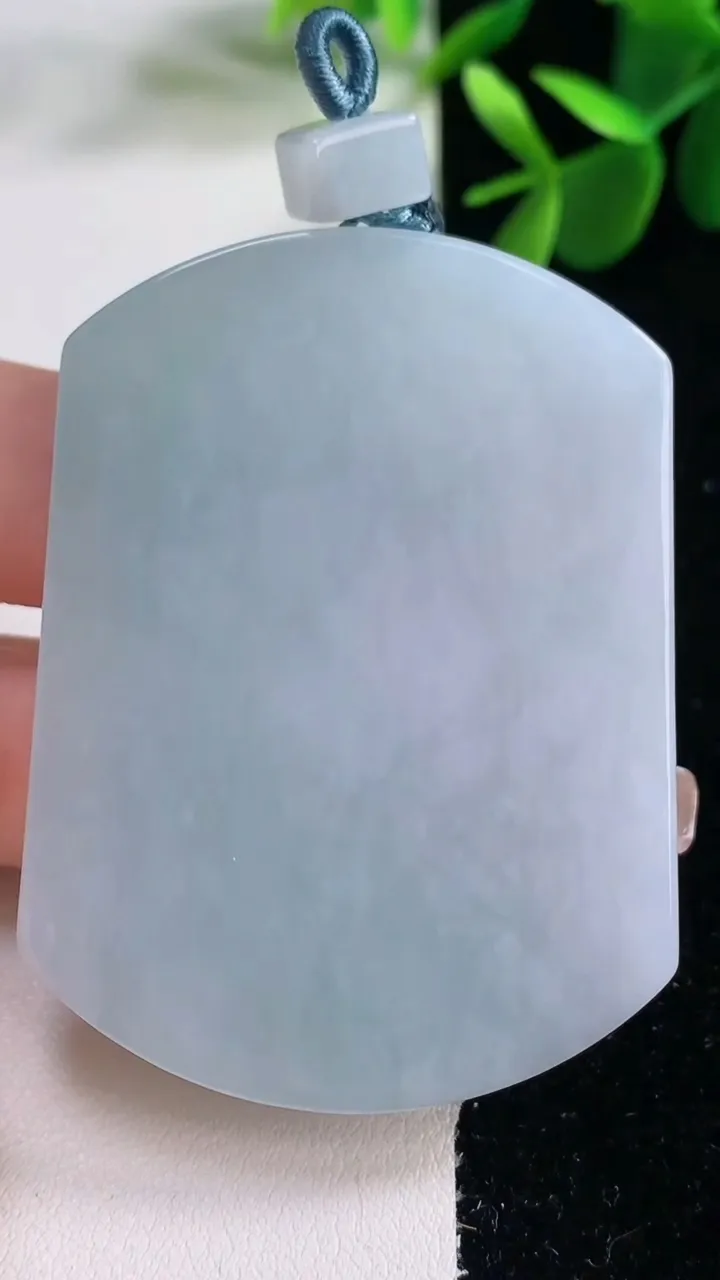 天然A货翡翠紫罗兰无事牌吊坠，尺寸55.7-41.6-6，重量:44.32g
12月25日