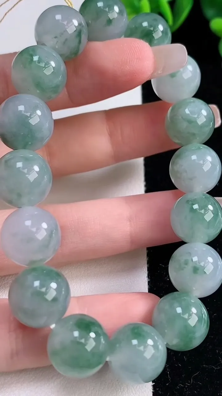 天然A货翡翠种飘花圆珠手串，尺寸12.7-16颗，重量:56.14g12月25日
工厂直销收藏佳品,种好水足，色泽均匀，有种有色，上手高大气！