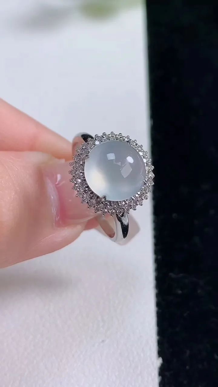 天然A货翡翠种白冰蛋面戒指，尺寸17.3-9-10.2，重量:2.46g2025年12月25日
工厂