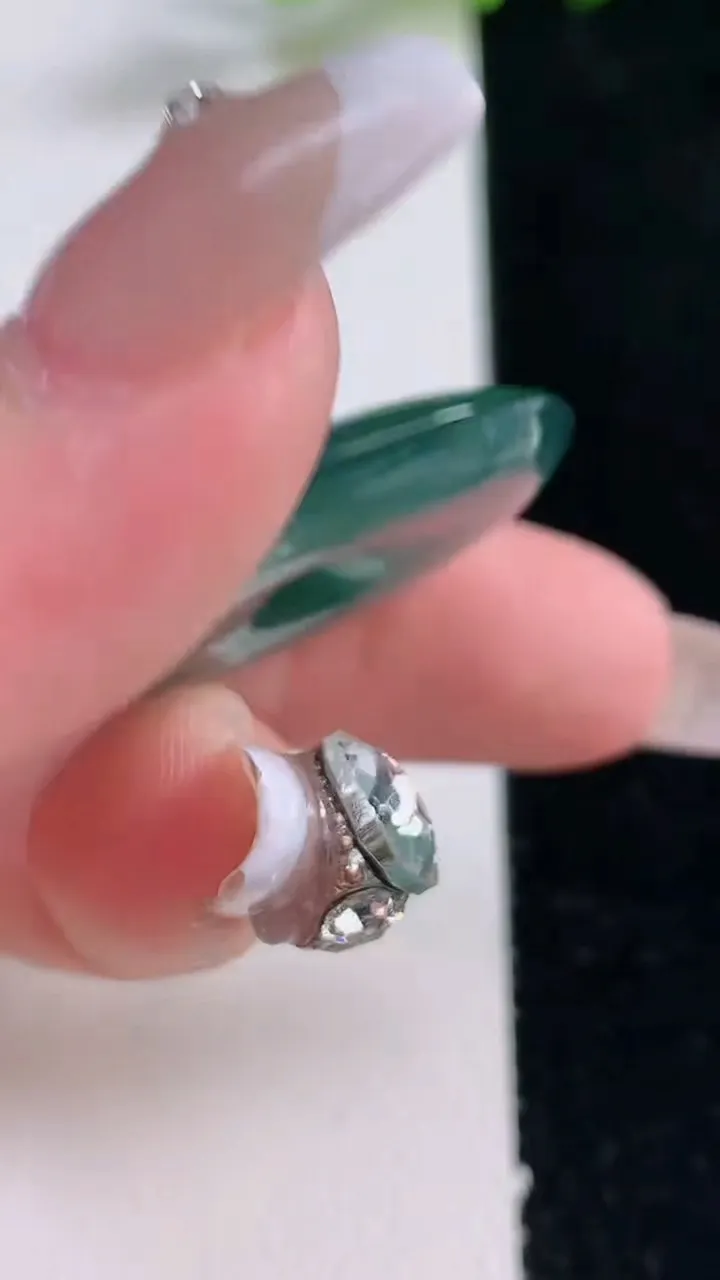 天然A货翡翠冰种飘花平安扣吊坠，尺寸29.5-5.3，重量:10.72g
12月25日