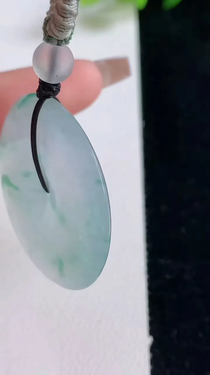 天然A货翡翠种飘花平安扣吊坠，尺寸34.5-5.2，重量:17.29g
12月25日