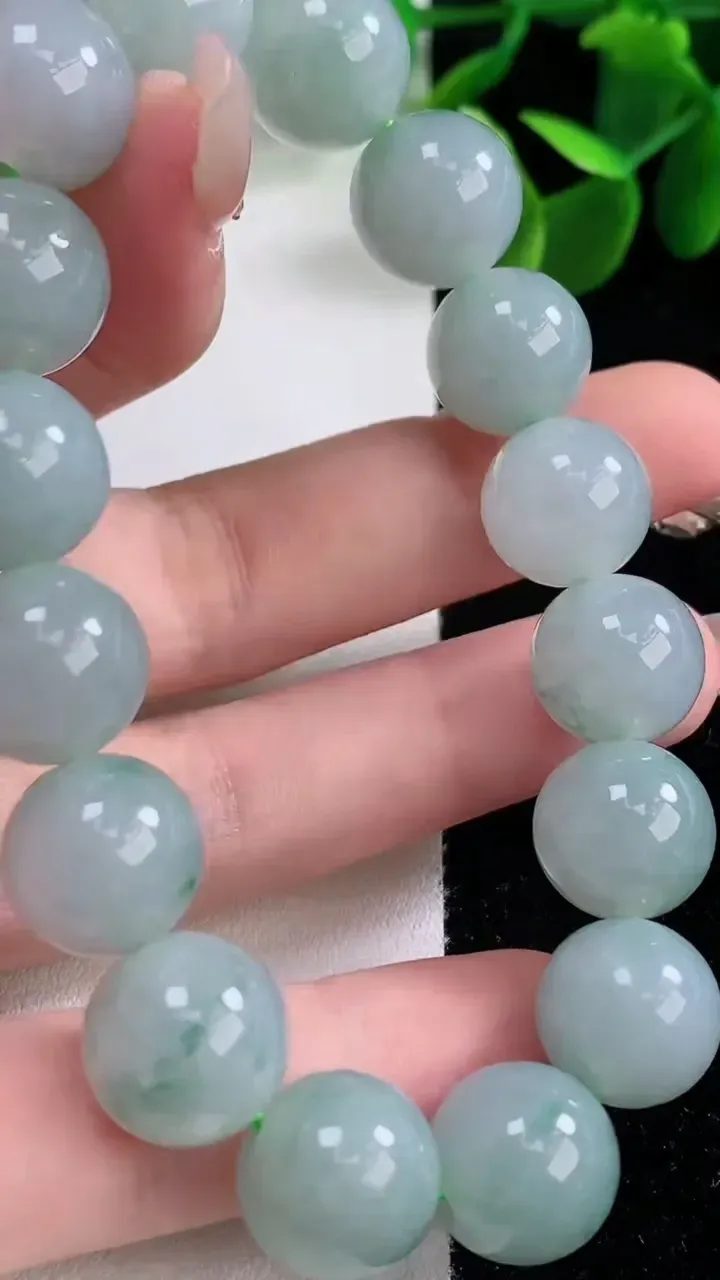 天然A货翡翠飘花圆珠手串，尺寸12.6-16颗，重量:53.32g12月25日
工厂直销收藏佳品,种