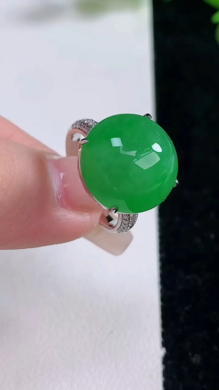 天然A货翡翠蛋面戒指，尺寸17.4-15.3-12，重量:7.05g2025年12月25日
工厂直销收藏佳品,种好水足，色泽均匀，有种有色，上手高大气！