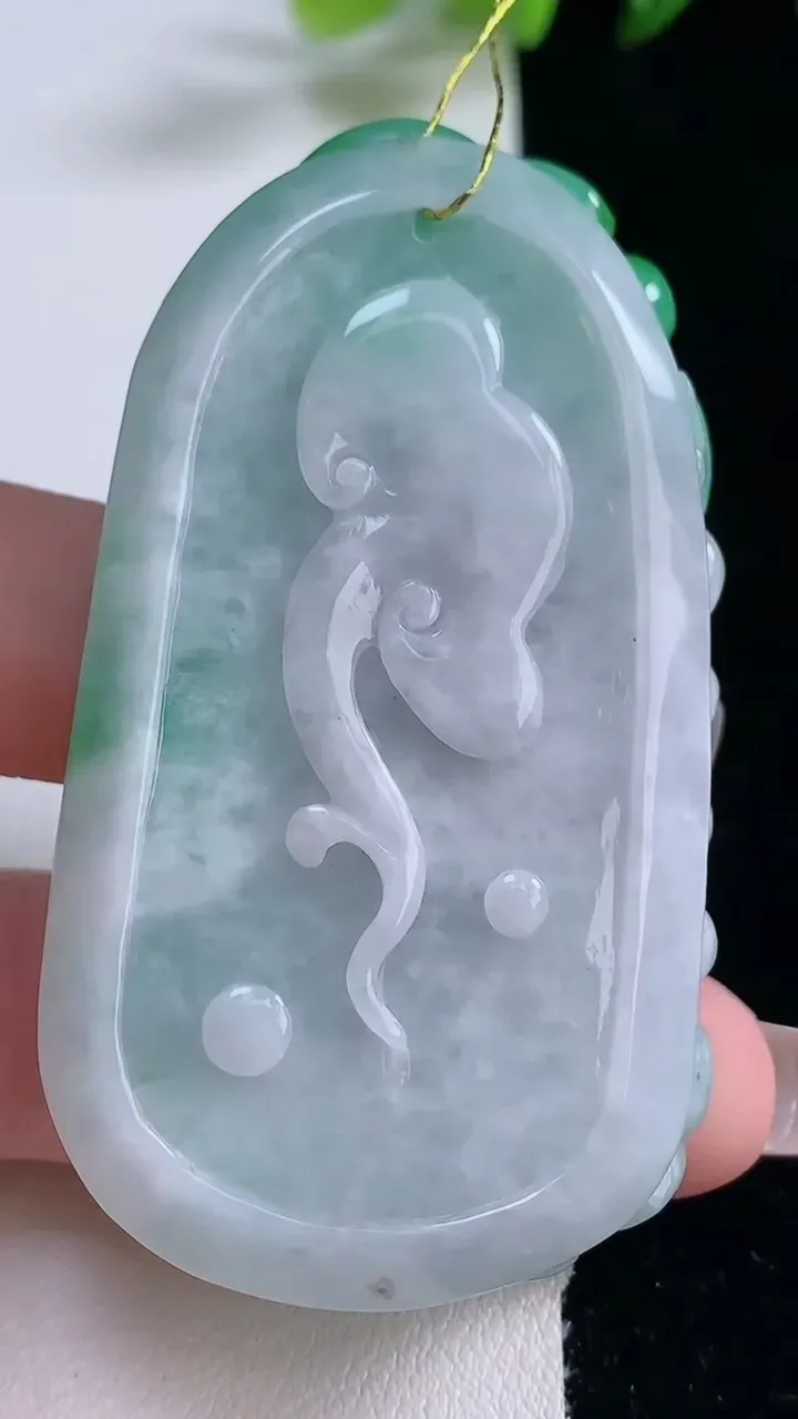 天然A货翡翠年年有余吊坠，尺寸64.4-35.2-11.2，重量:46.95g
12月25日