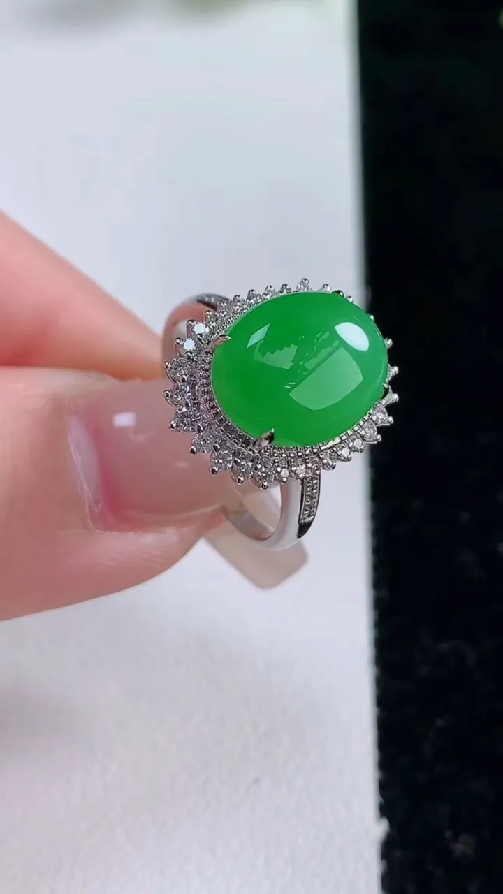 天然A货翡翠蛋面戒指，尺寸17.3-12-9.5-9，重量:3.86g2025年12月25日
工厂直