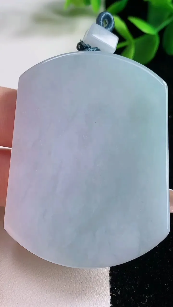 天然A货翡翠紫罗兰无事牌吊坠，尺寸55.7-41.6-6，重量:44.32g
12月25日