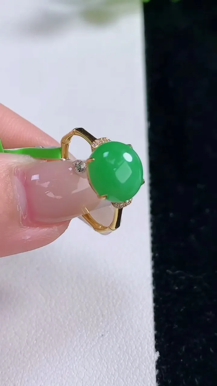 天然A货翡翠蛋面戒指，尺寸17.3-9.6-8.8-5，重量:1.84g2025年12月25日
工厂