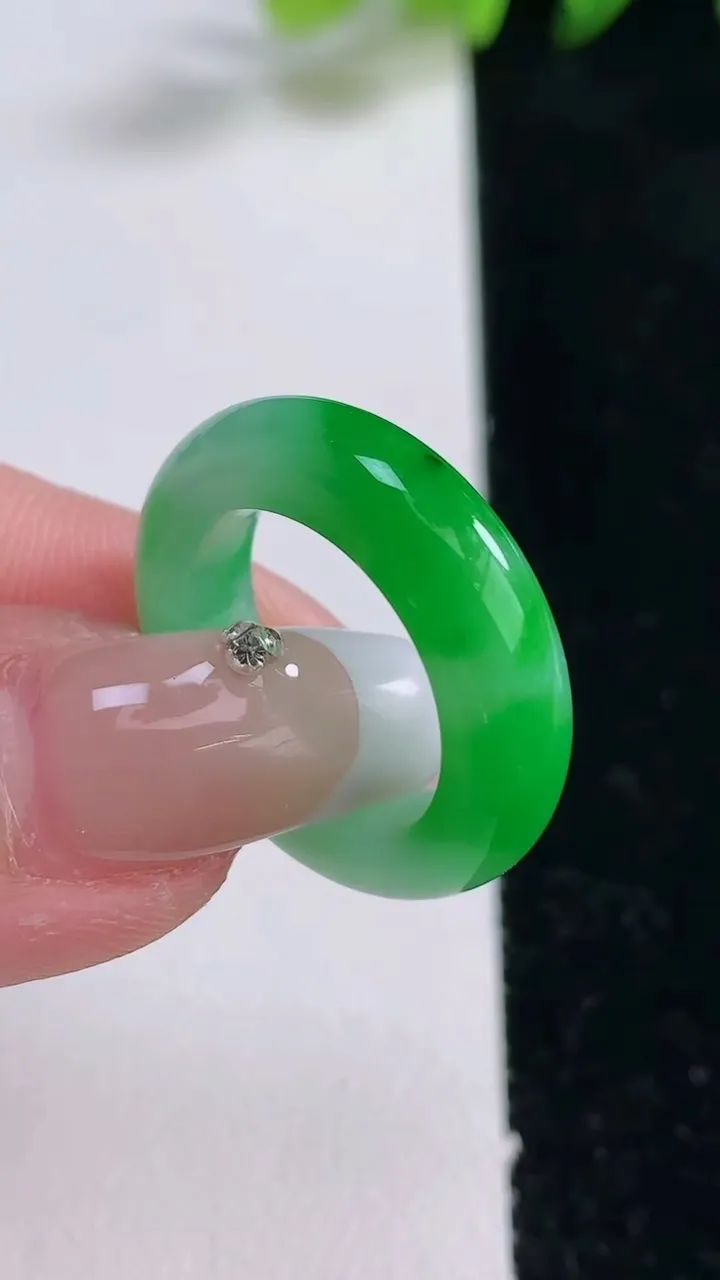 天然A货翡翠指环戒指，尺寸16.6-5.6-4，重量:4.69g2025年12月25日
工厂直销收藏佳品,种好水足，色泽均匀，有种有色，上手高大气！