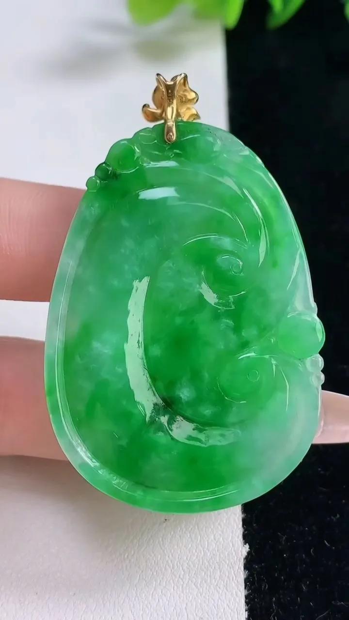 天然A货翡翠如意吊坠，尺寸48.3-34.6-5.5，重量:16.86g
12月25日