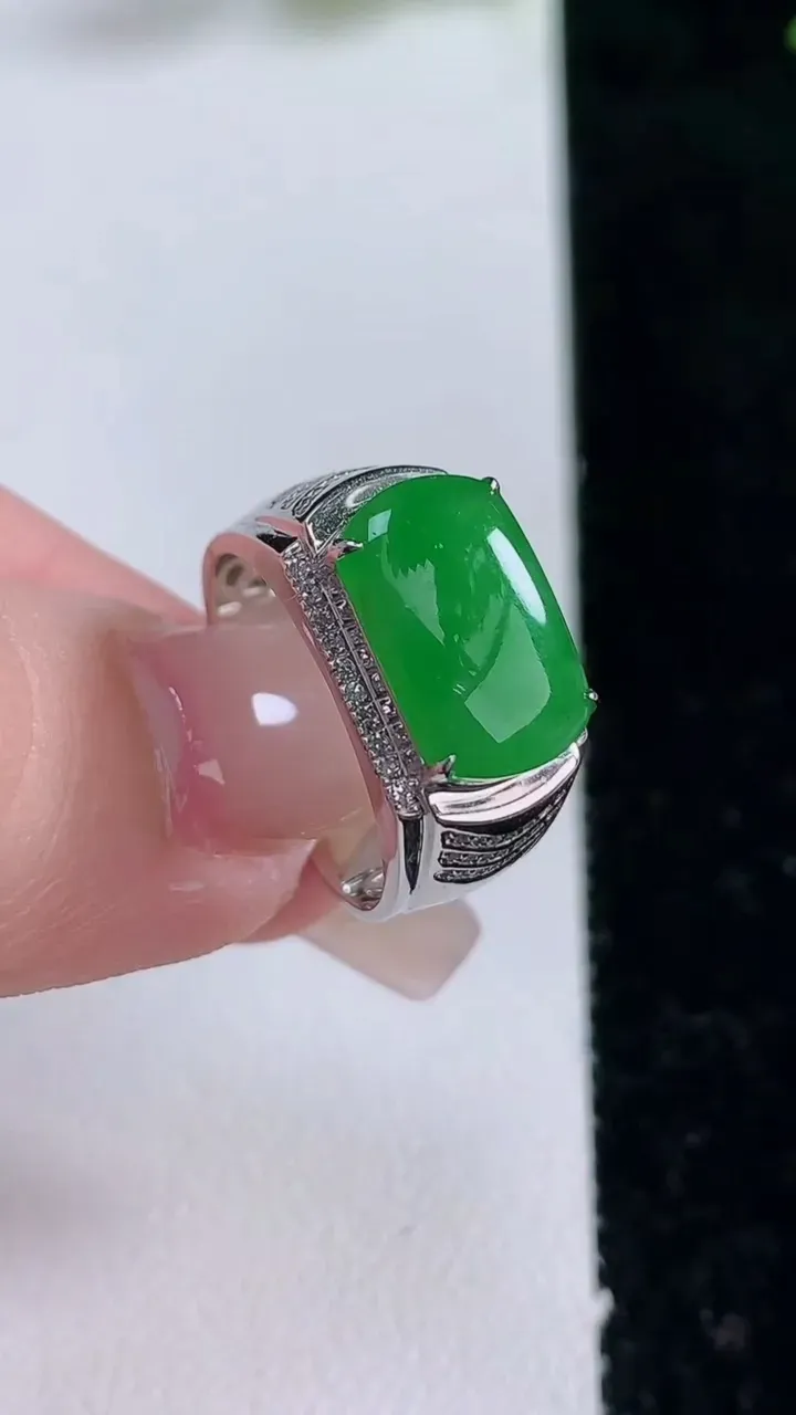 天然A货翡翠马鞍戒指，尺寸17.4-12.5-7.6-6，重量:4.55g2025年12月25日
工厂直销收藏佳品,种好水足，色泽均匀，有种有色，上手高大气！