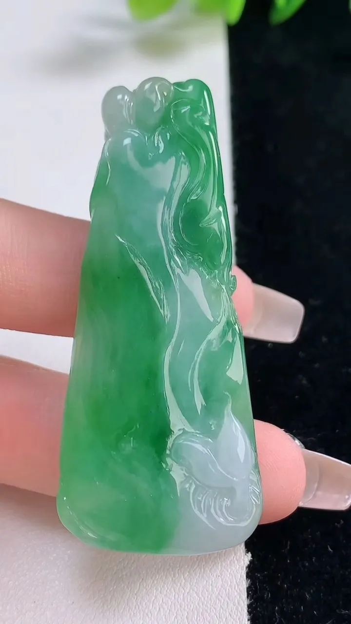 天然A货翡翠无相观音吊坠，尺寸59-24.2-10.7，重量:28.55g
12月25日