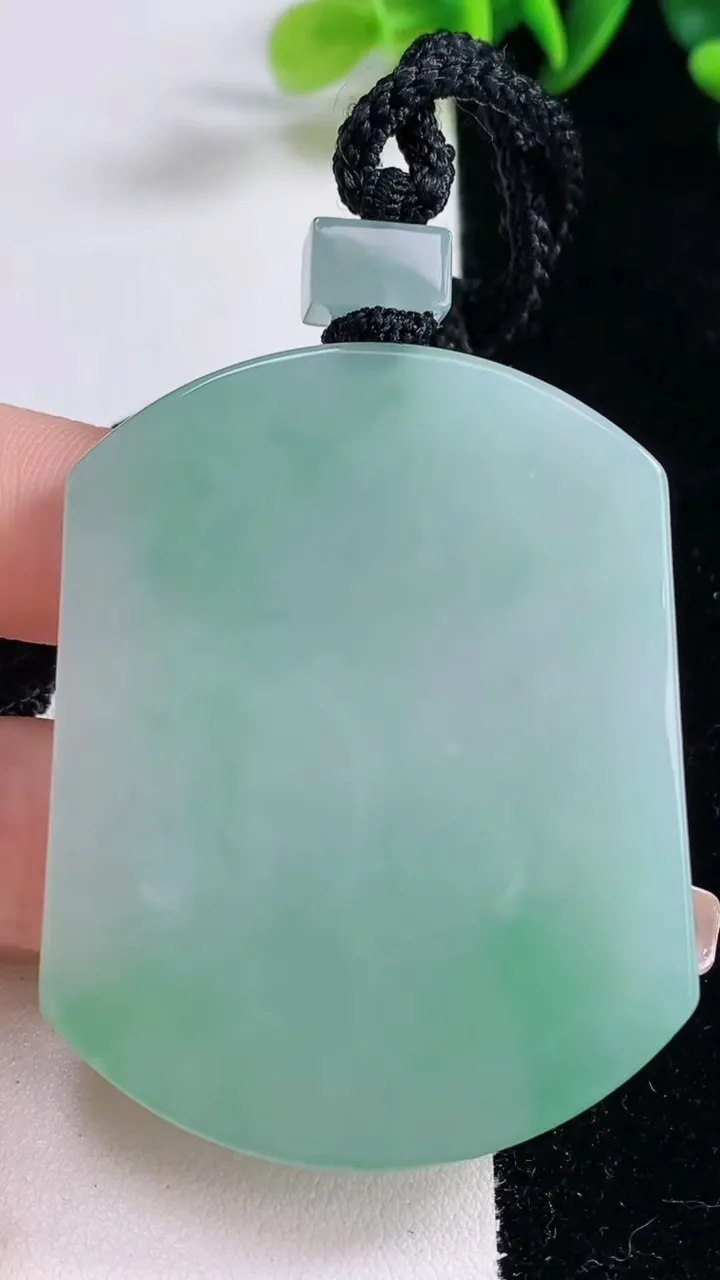 天然A货翡翠无事牌吊坠，尺寸54.7-42.7-5.9，重量:45.37g
12月25日