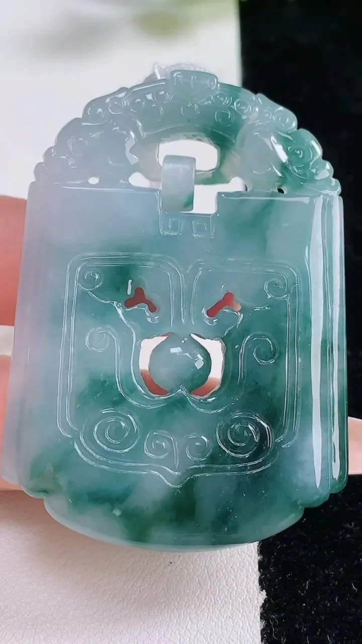 天然A货翡翠飘花仿古无事牌吊坠，尺寸55.5-39.8-6，重量:30.93g
12月25日