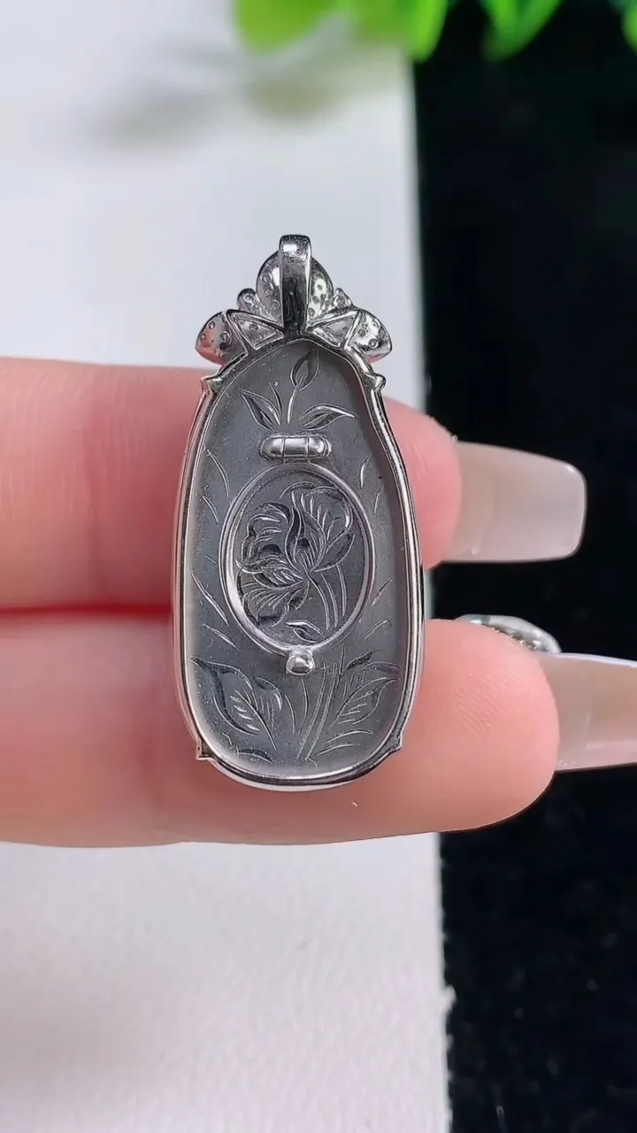 天然A货翡翠金枝玉叶 叶子吊坠，尺寸26.8-14.5-6，重量:5.69g
12月25日