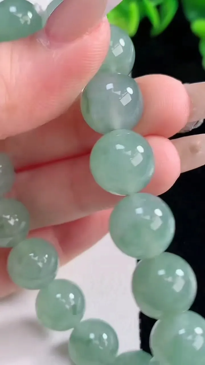 天然A货翡翠种飘花圆珠手串，尺寸12-17颗，重量:53.51g12月25日
工厂直销收藏佳品,种好水足，色泽均匀，有种有色，上手高大气！