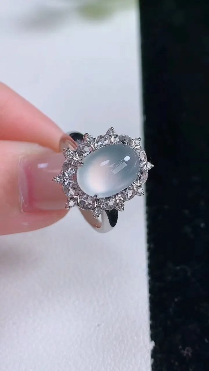 天然A货翡翠种白冰蛋面戒指，尺寸17.4-11-7.5-10.5，重量:3.72g2025年12月2