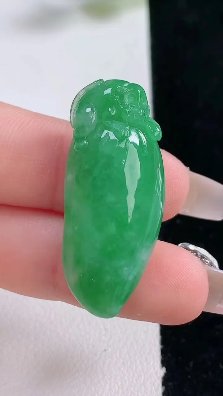 天然A货翡翠福瓜吊坠，尺寸36-15.5-10，重量:9.72g
12月25日