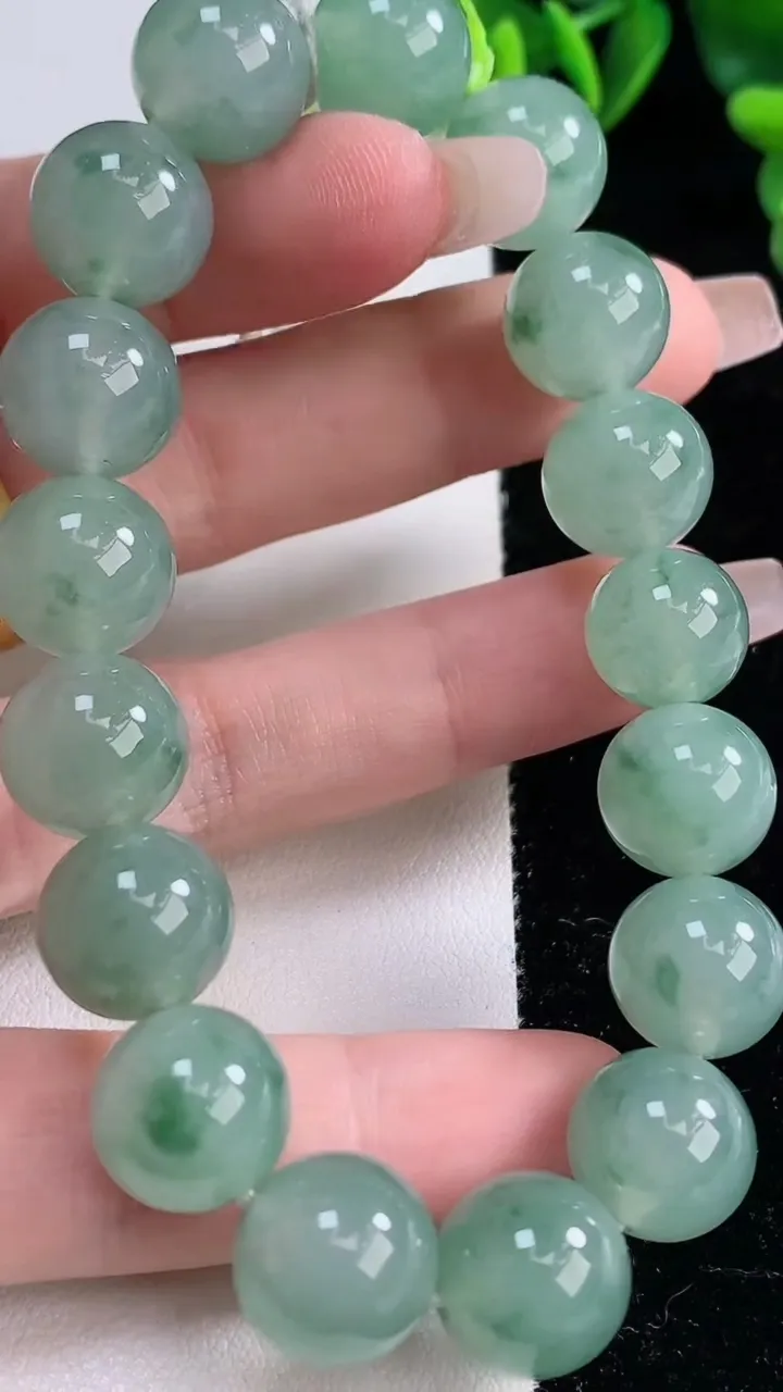 天然A货翡翠种飘花圆珠手串，尺寸12-17颗，重量:53.51g12月25日
工厂直销收藏佳品,种好